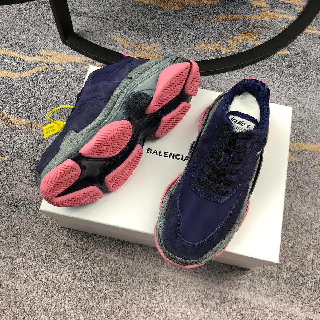 👟👟Ex-factory price 800👟👟 Balenciaga second generation 17 colors🖤 Balenciaga Triple-s Balenciaga-dad shoes. The world’s most popular retro jogging shoes 🔥. 🔺Retro distressed craftsmanship ~ original combination sole, heavy craftsmanship, not a low-end 2-layer combination sole! The upper is made of imported parachute cloth spliced ​​with nubuck matte, priced at 24 yuan per foot, which is different from the ordinary canvas on the market! The back is covered with cowhide high-frequency embossing! ⚠️When purchasing authentic products at the counter, I specifically asked the clerk about the materials. Size: 35-41 yards, men’s size 39-45, matching cloth bag, shoelaces, complete certificate of certification/men’s model will be notified later.